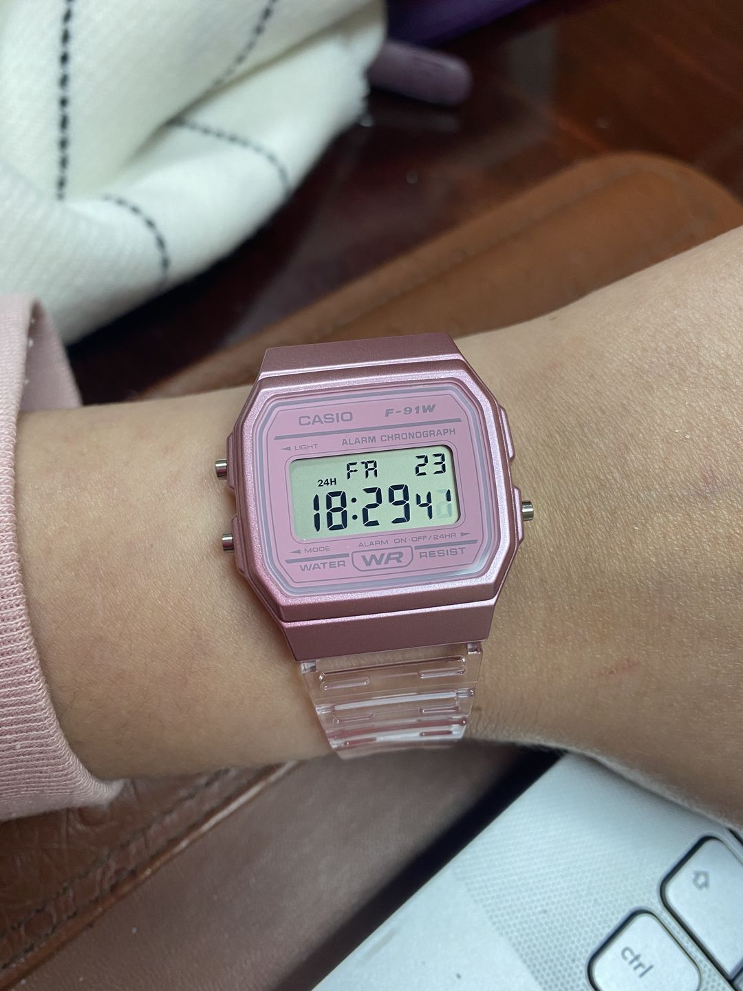 Customer photo review of Reloj Casio Vintage F-91WS-4D Rosado Transparente