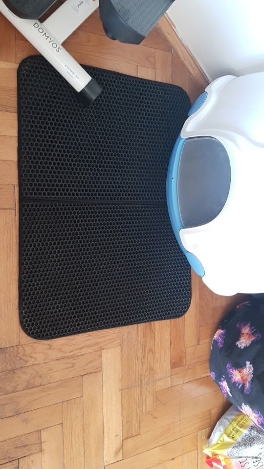 Customer photo review of Tapis de litière pour chat imperméable double couche facile à nettoyer