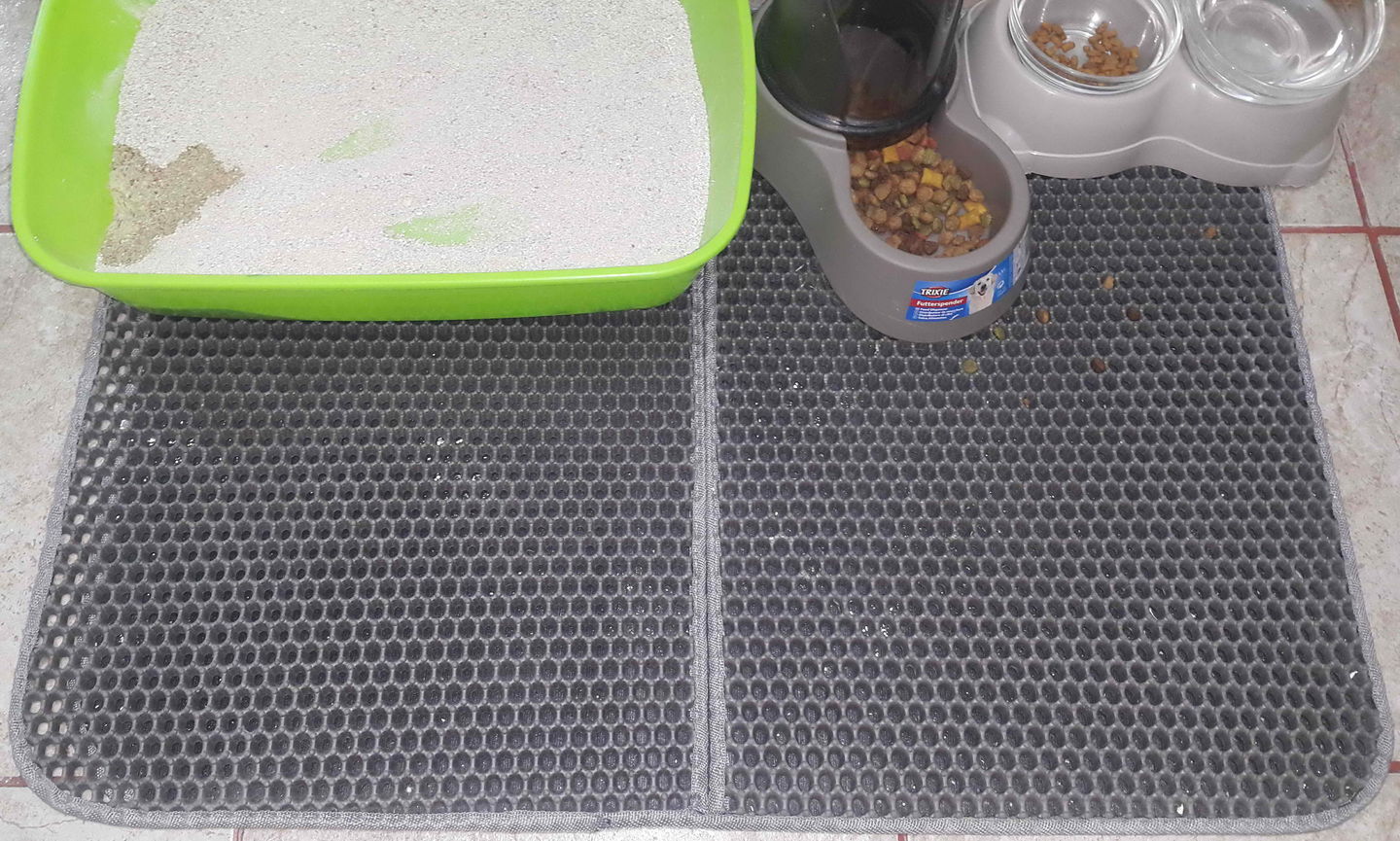 Customer photo review of Tapis de litière pour chat imperméable double couche facile à nettoyer