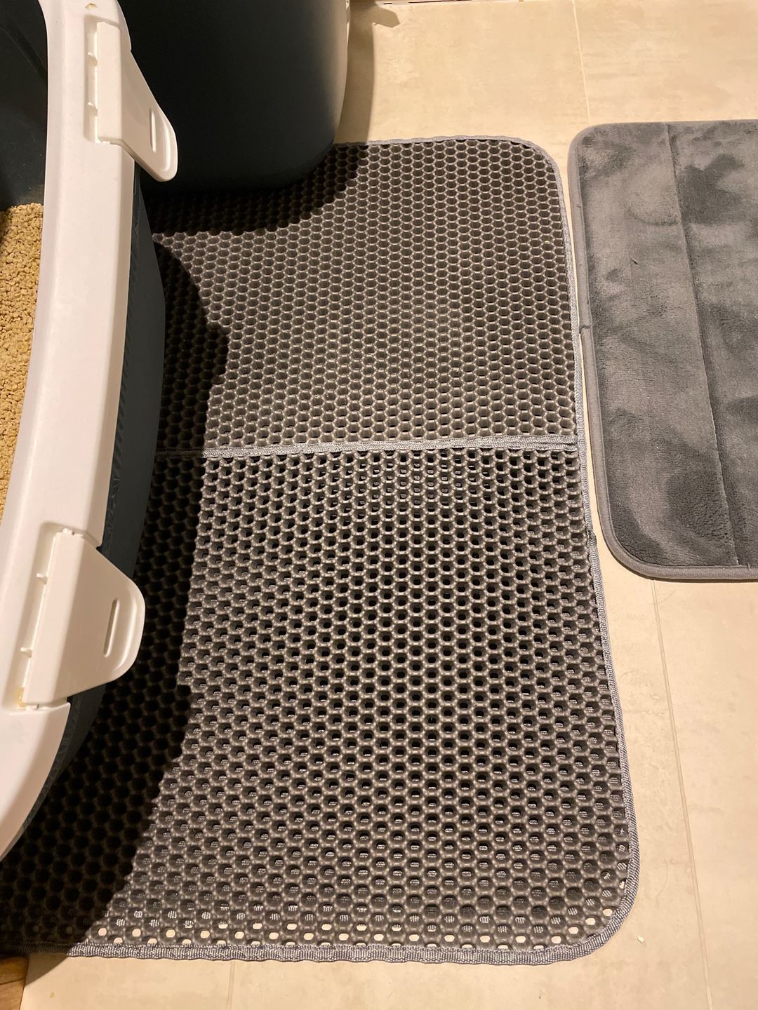 Customer photo review of Tapis de litière pour chat imperméable double couche facile à nettoyer