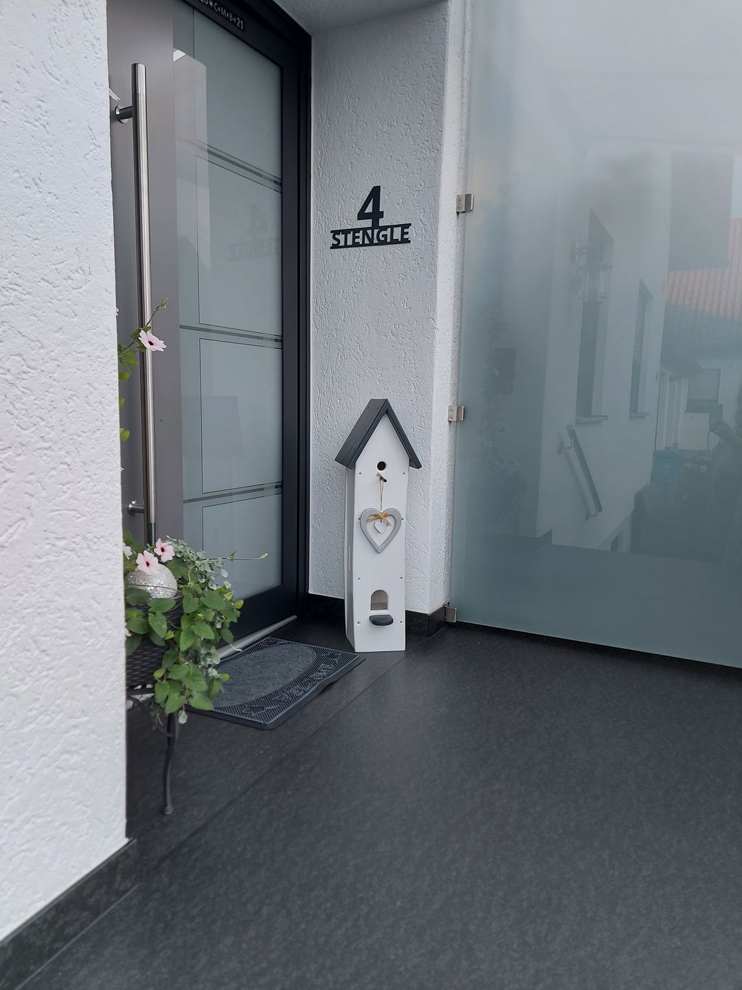 Customer photo review of Hausnummer "Modest Art" einzeilig aus edlem Stahl mit Familiennamen