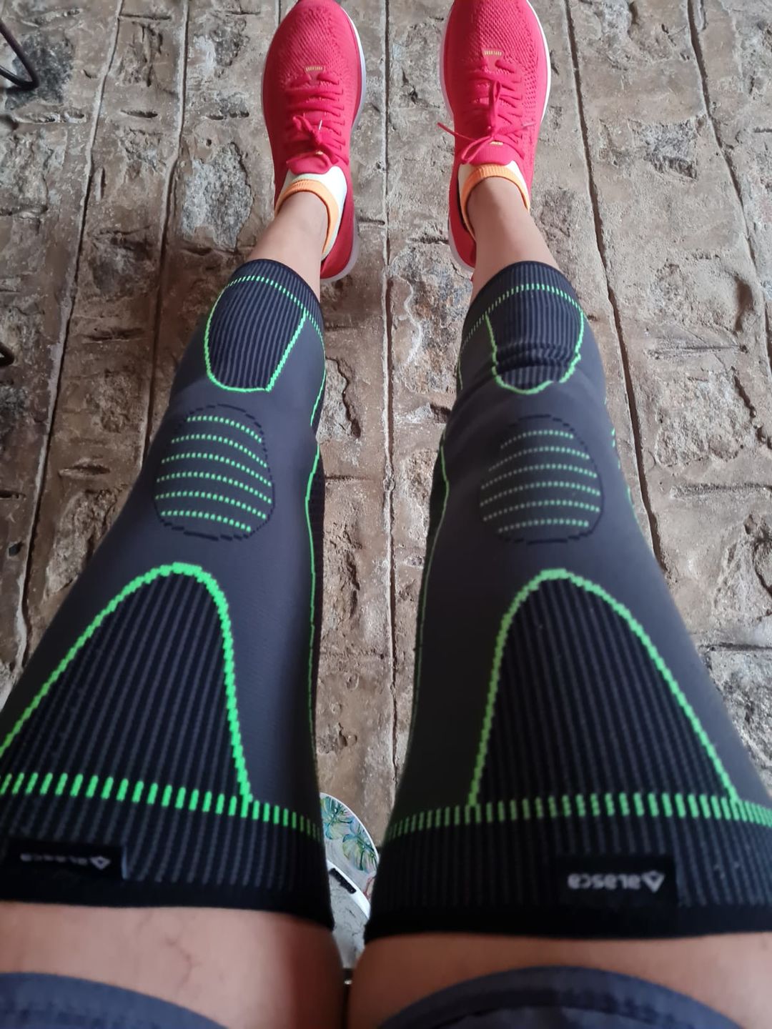 Customer photo review of Joelheira de Compressão LongBrace