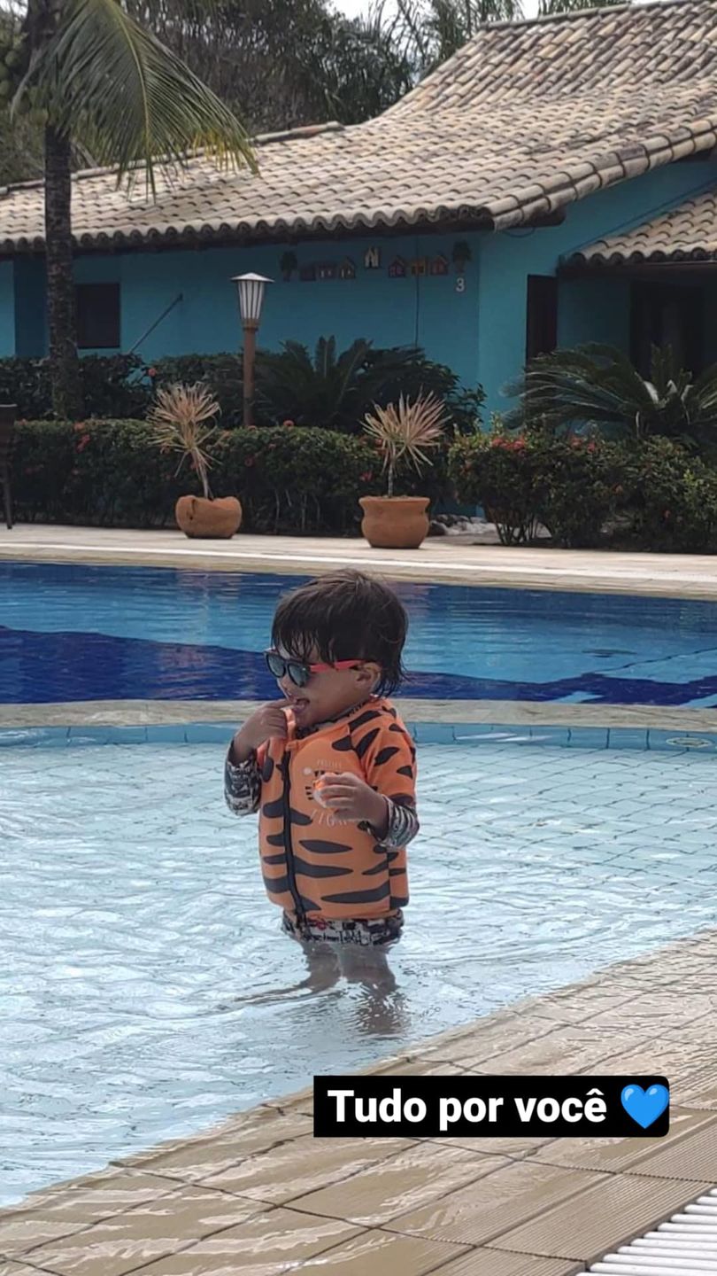 Customer photo review of Camisa Flutuadora Infantil Floater