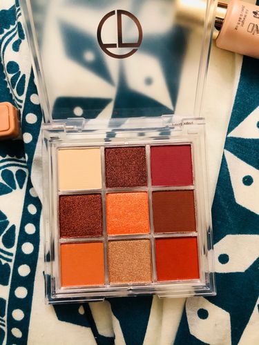 Customer photo review of O.TWO.O LOVEMARK EYESHADOW PALETTE