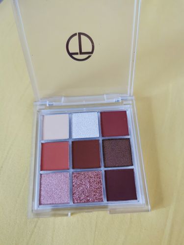 Customer photo review of O.TWO.O LOVEMARK EYESHADOW PALETTE