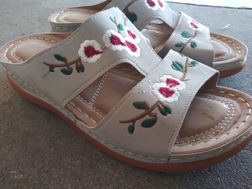 Customer photo review of Clarkshoes Arizona Flower Embroidered Orthopedic Sandals