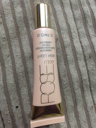 Customer photo review of O.TWO.O ROSE GOLD LIQUID HIGHLIGHTER