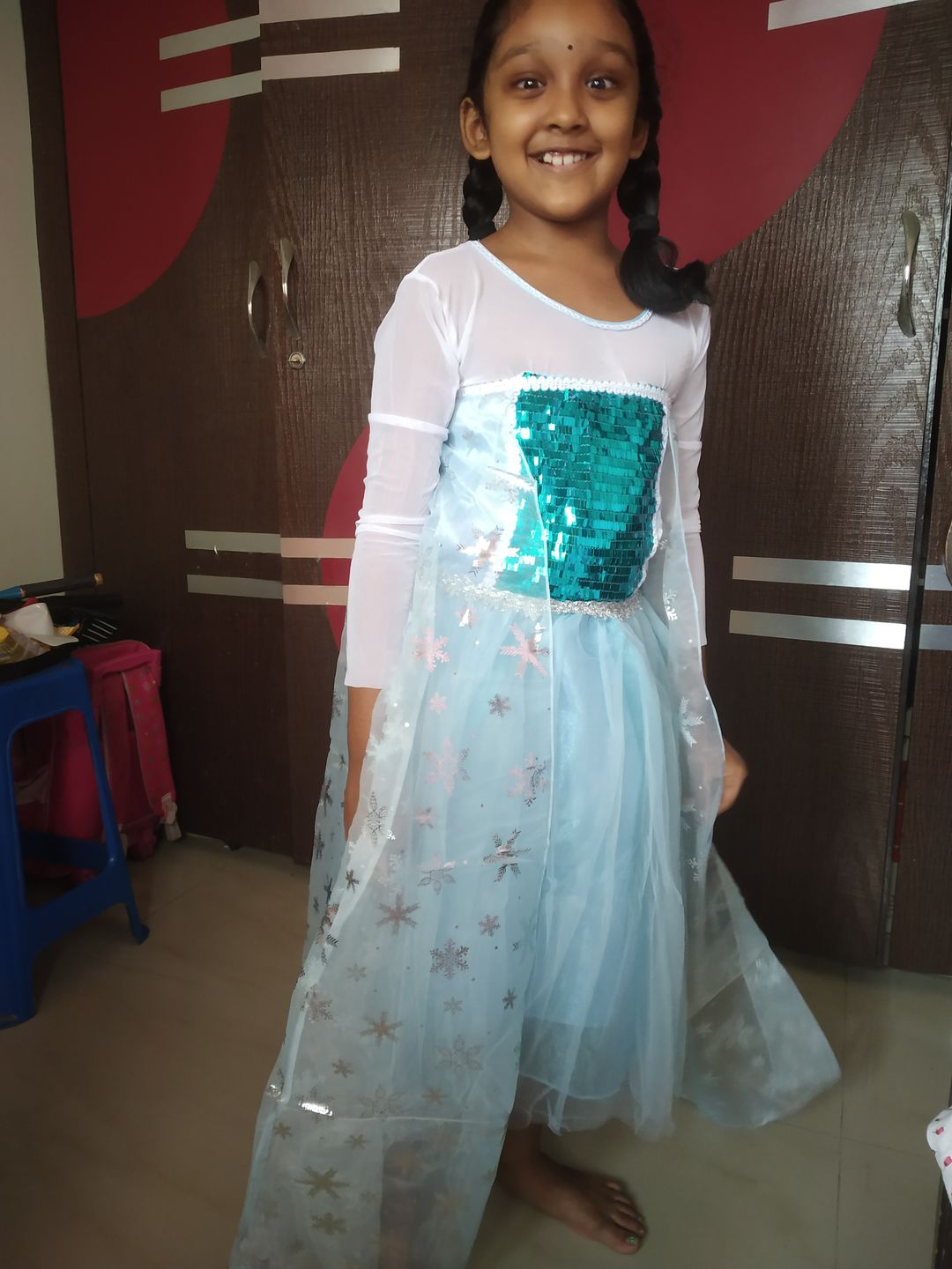 Customer photo review of Frozen Elsa Princess costume with 8 pack accessories