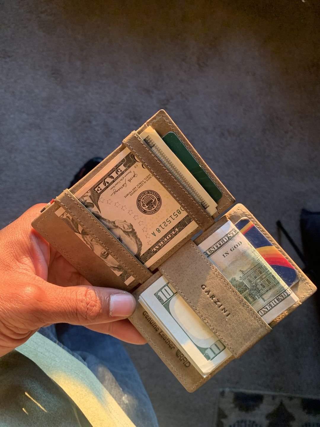 Customer photo review of Essenziale Magic Wallet ID Window Vintage