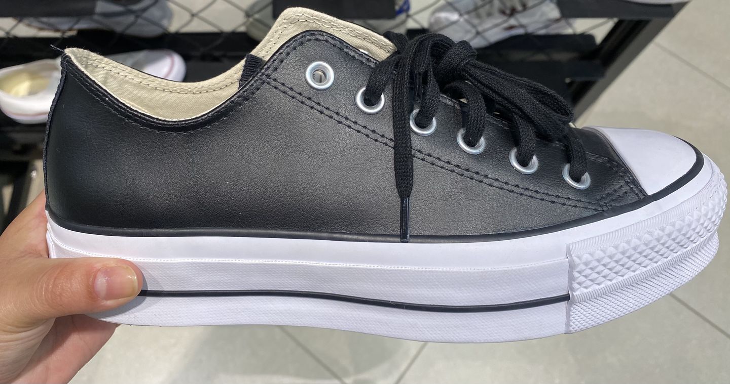 Customer photo review of Zapatilla Converse Chuck Taylor Plataforma Cuero Mujer Negro