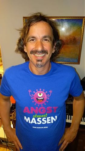 Customer photo review of WWW.RUBIKON.NEWS SHIRT BUBEN • ANGST STEUERT MASSEN