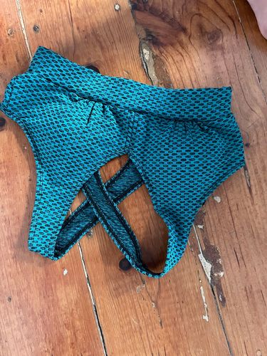 Customer photo review of GYMKARTEL® NEW SUPPORTIVE SPORTS BRA - GREEN