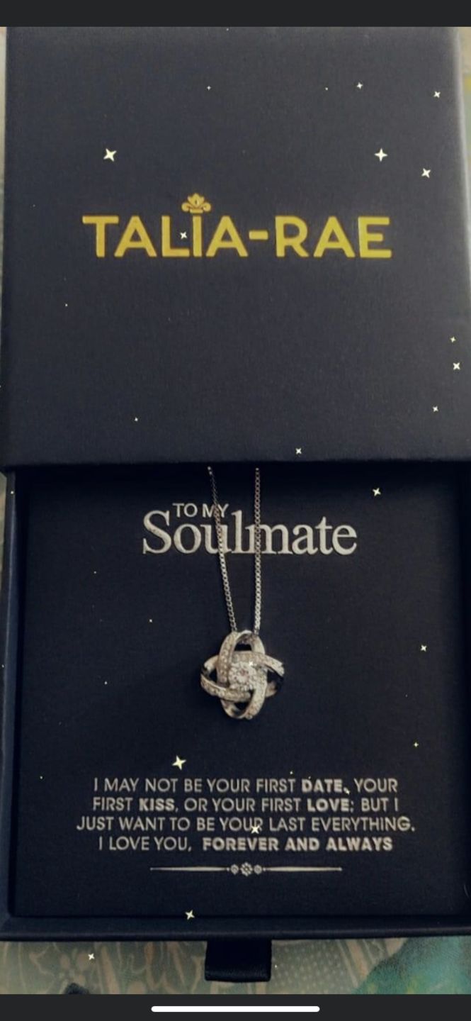 Customer photo review of "To my Soulmate" - Silver Love knot necklace