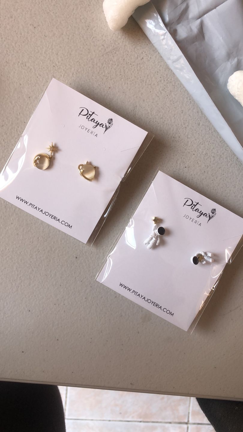 Customer photo review of Aretes de Saturno de Ópalo