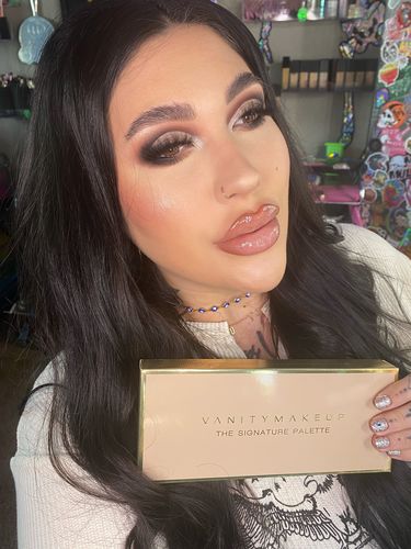 Customer photo review of The Signature Eyeshadow Palette