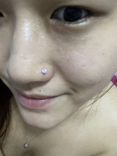 Customer photo review of 3mm Prong Set Stone L-Bend Nose Ring