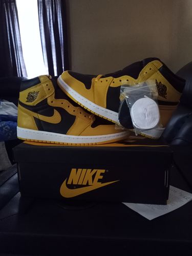 Customer photo review of 2021 Nike Air Jordan 1 High OG “Pollen”