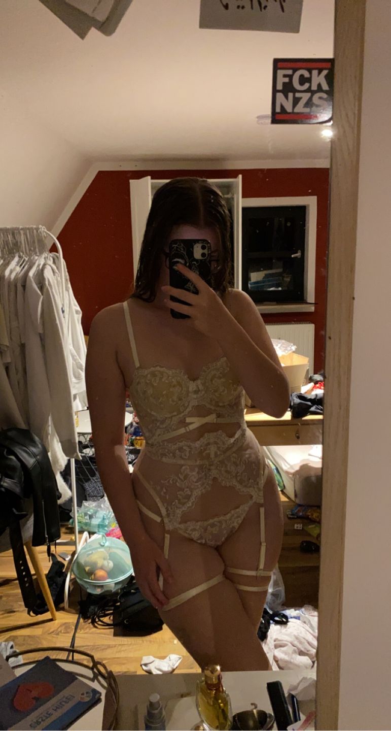 Customer photo review of Charlotte Strapsgürtel