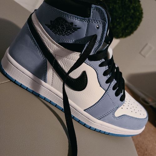 Customer photo review of Jordan 1 Retro “Universiry Blue Black”