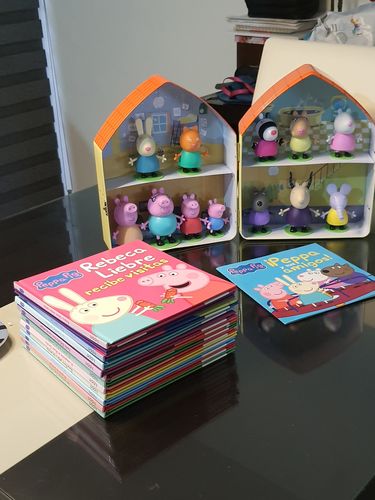 Customer photo review of Colección Completa Peppa Pig: 12 Figuras + 12 Libros + Caja coleccionadora