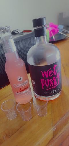 Customer photo review of WET PUSSY 6 X 700ML + FREE T-SHIRT