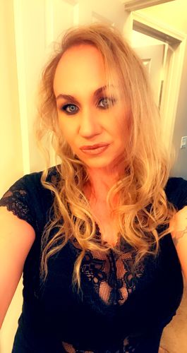 Customer photo review of The Signature Eyeshadow Palette