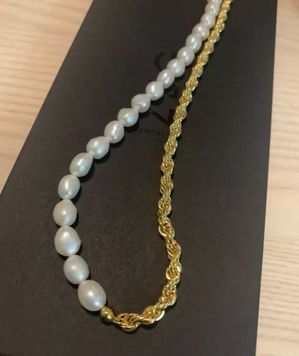 Customer photo review of Twisted Chain Freshwater Pearl Necklace