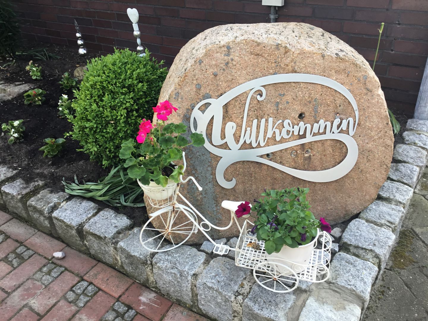 Customer photo review of Willkommens - Schriftzug - tolles Dekoobjekt aus hochwertigem Stahl für drinnen und draußen