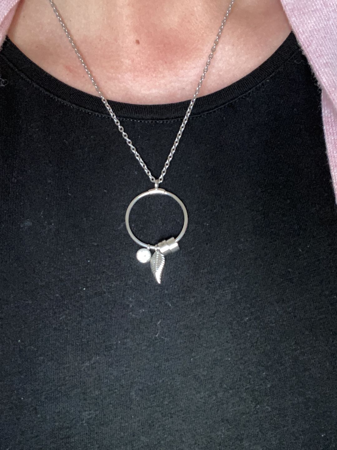 Customer photo review of LOANYA Kreisanhänger-Kette mit personalisierten Namenskreisen