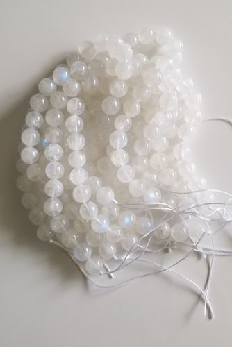 Customer photo review of 7.5" 8mm Natural Blue shinning white Moonstone round beads,AAA 8mm white moonstone