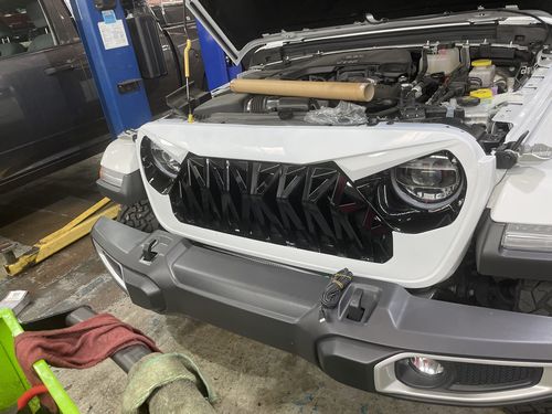 Customer photo review of Shark Grille - White & Black for 18-21 Jeep Wrangler JL & Gladiator JT | In stock on August 15