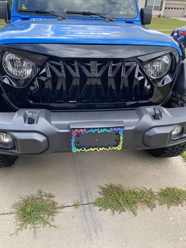 Customer photo review of Shark Grille - Glossy Black for 18-21 Jeep Wrangler JL & Gladiator JT