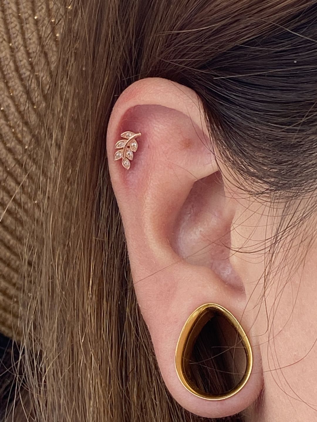 Customer photo review of Piercing Hojita de Laurel Rosca Plana
