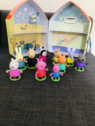 Customer photo review of Colección Completa Peppa Pig: 12 Figuras + 12 Libros + Caja coleccionadora