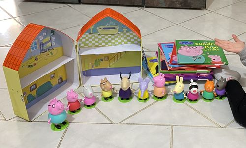 Customer photo review of Colección Completa Peppa Pig: 12 Figuras + 12 Libros + Caja coleccionadora