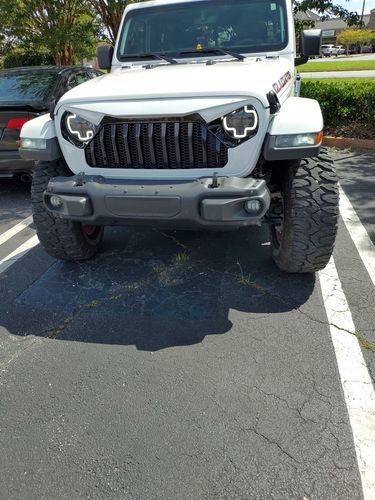 Customer photo review of Gladiator Vader Grille w/ Mesh - Black & White for 18-21 Jeep Wrangler JL & Gladiator JT