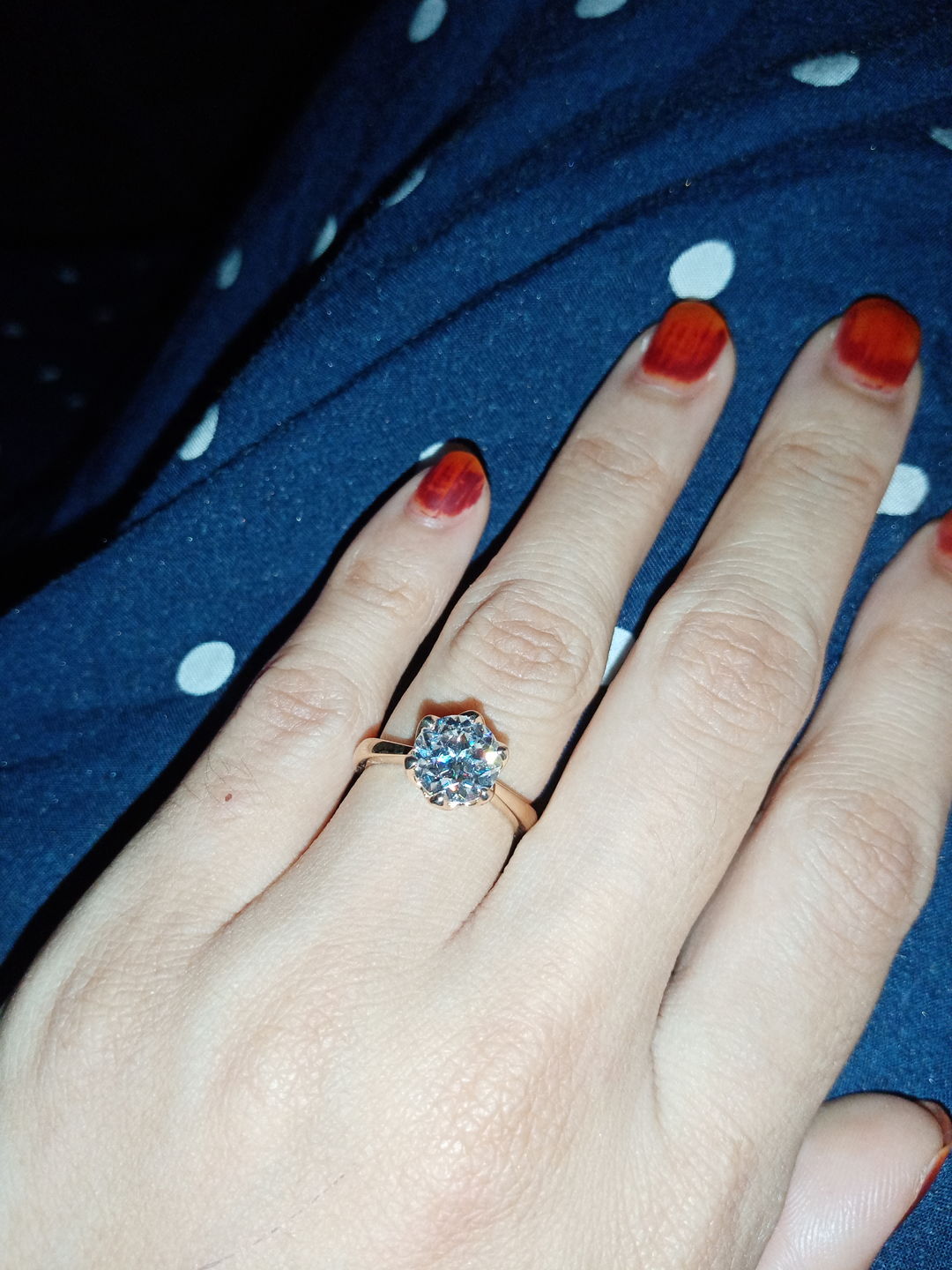 Customer photo review of Doveggs round flower shape solitaire moissanite engagement ring