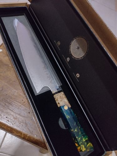 Customer photo review of Cuchillo Kiritsuke de Acero Damasco Japonés Premium Incluye Saya Magnética