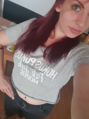 Customer photo review of HOKUS POKUS F!CK DICH MODUS  - Damen Organic Crop Top