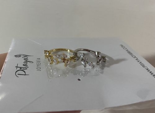 Customer photo review of Anillo Hojitas de Zirconia