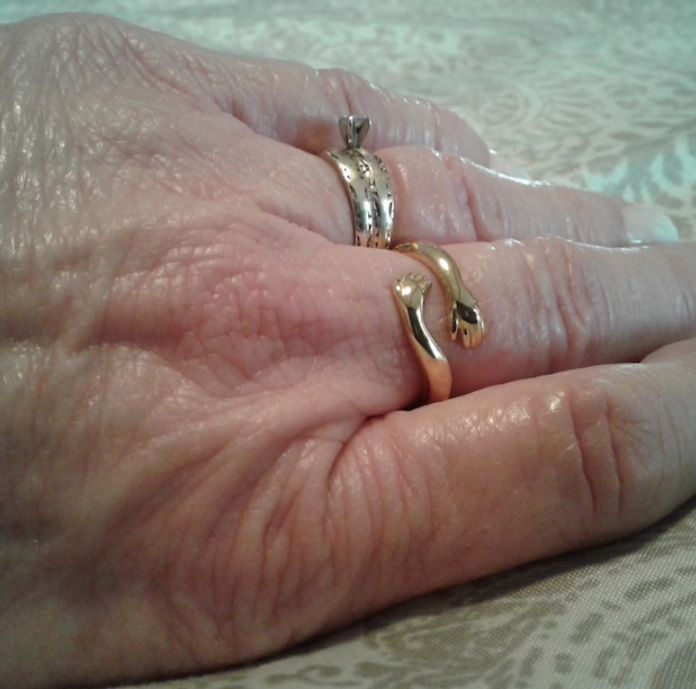 Customer photo review of 18k Gold Hug Ring