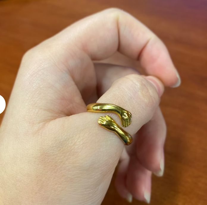 Customer photo review of 18k Gold Hug Ring