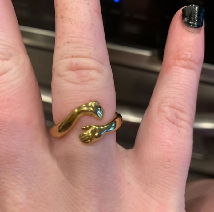Customer photo review of 18k Gold Hug Ring