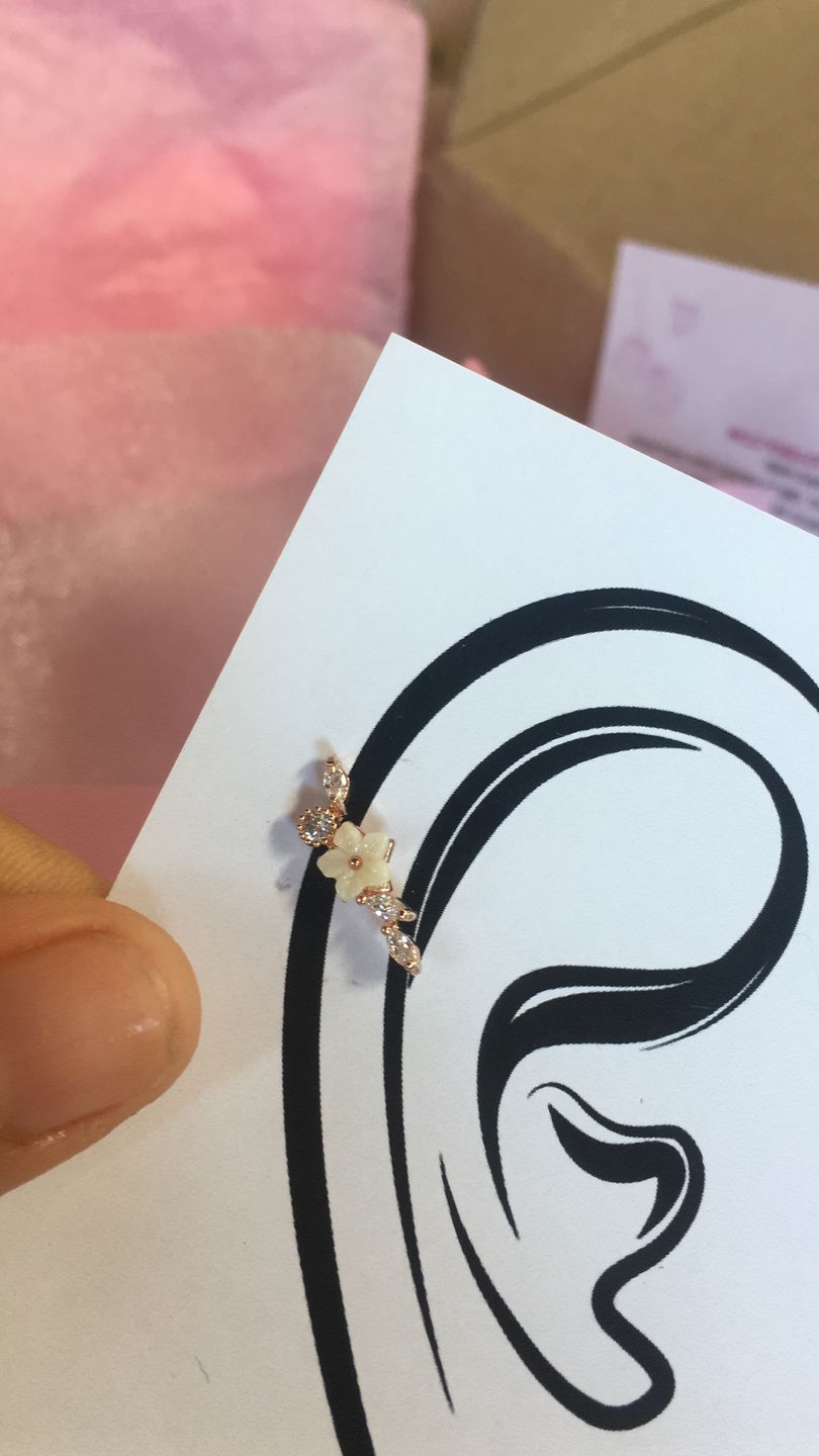 Customer photo review of Piercing de Florecita con Zirconias