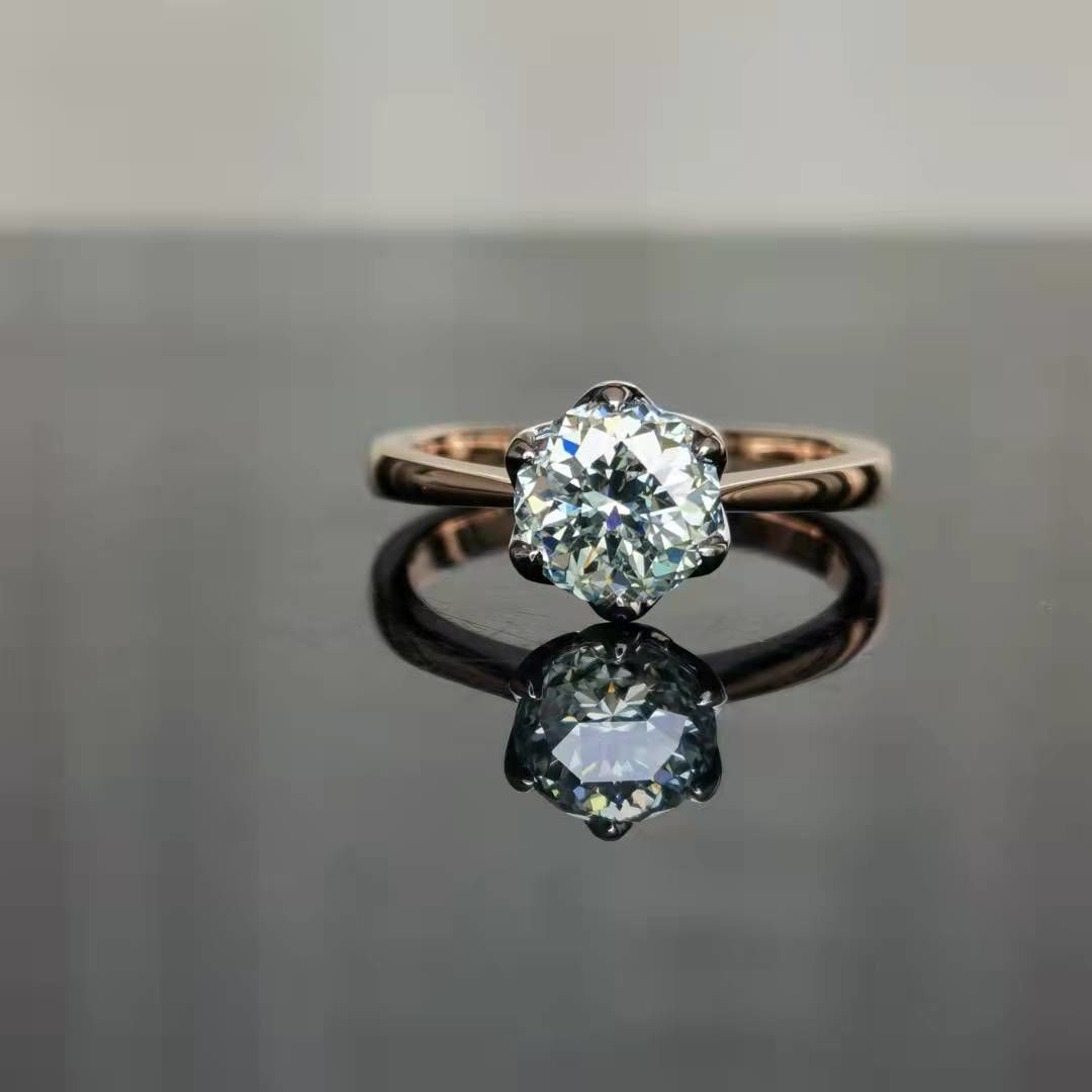 Customer photo review of Doveggs round flower shape solitaire moissanite engagement ring