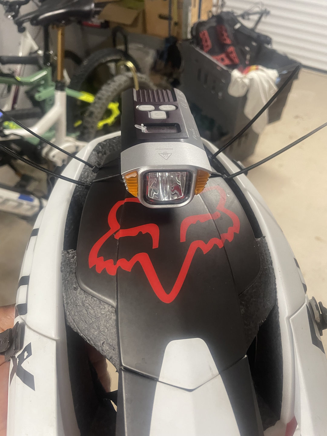 Customer photo review of Fenix ALD-08 Support de lampe pour casque de vélo