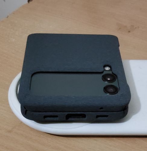 Customer photo review of VRS Design QuickStand Modern Case for Samsung Galaxy Z Flip 3 5G (2021)
