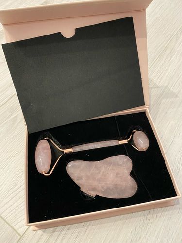 Customer photo review of Coffret - Rouleau de Massage et Pierre Gua Sha en Quartz Rose pour le Visage