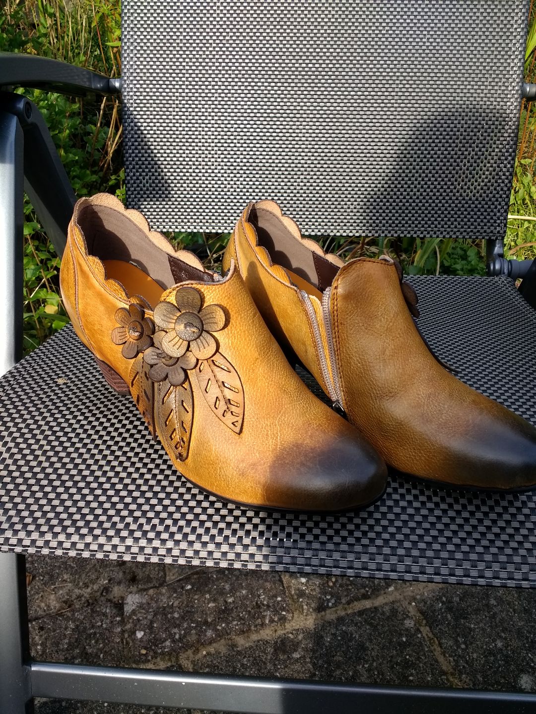 Customer photo review of Retro Handmade Floral Leather Low-Heel Pumps