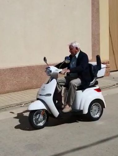Customer photo review of Scooter Eléctrico Veleco Cristal Blanco